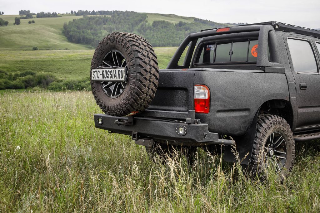 Бампер задний Toyota Hilux 1997-2004 калитка центр