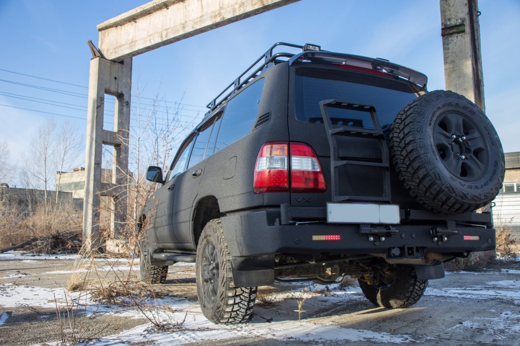 Бампер задний Toyota Land Cruiser 100 калитка справа, лестница слева, фонари